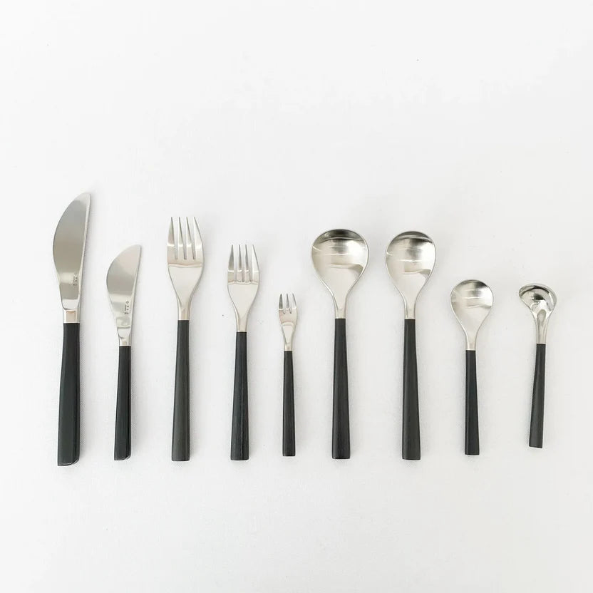 Sori Yanagi rustfritt stål og bjørk tre håndtak flatware